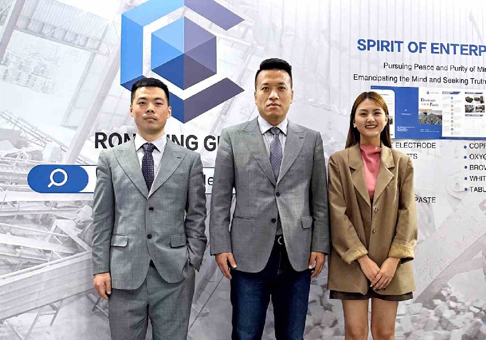2023年6月14日，荣鑫集团CEO Andy先生携两位同事参加了一场展览。